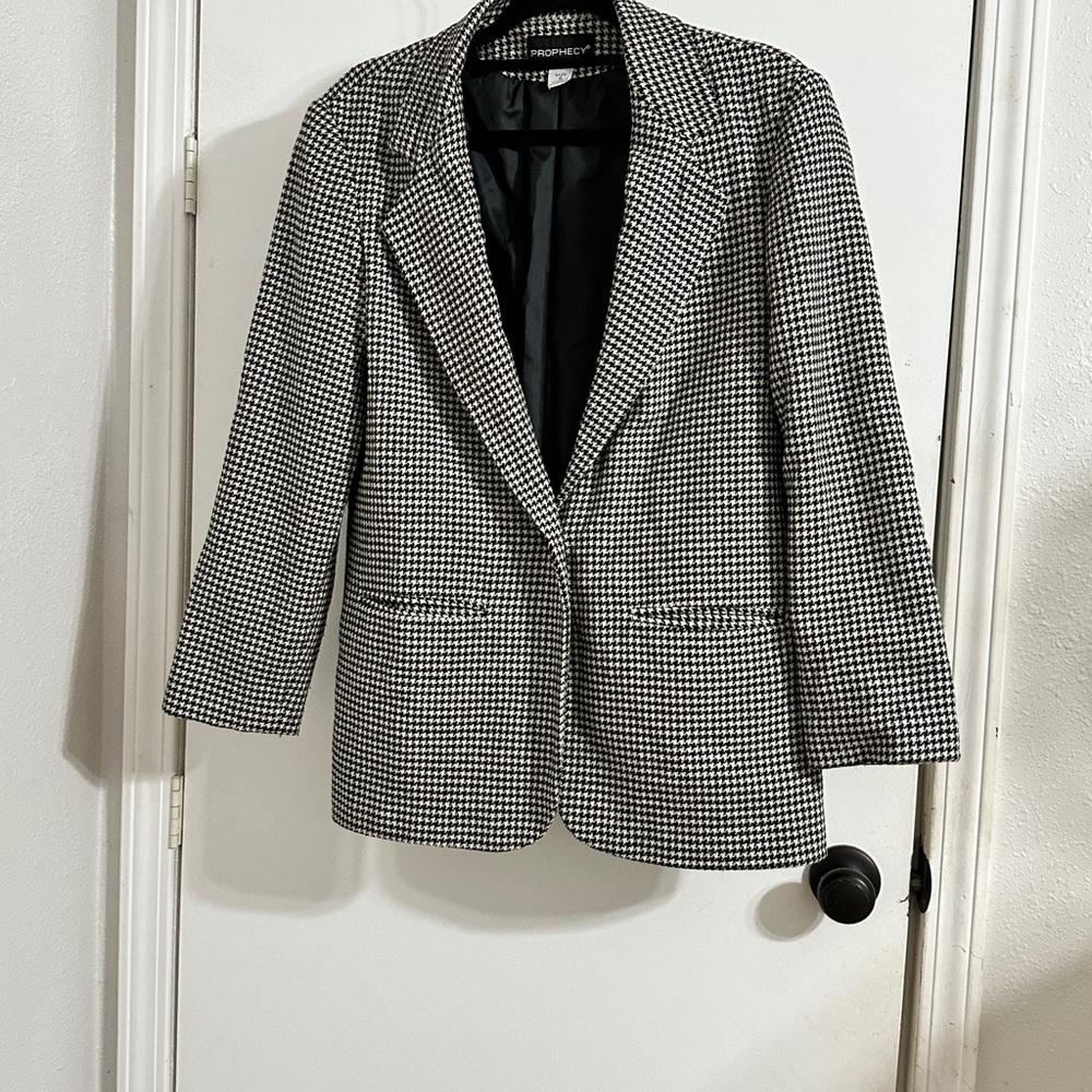 Chic Houndstooth Blazer in Black and White